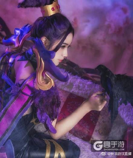 王者荣耀cos秀：女王驾到，还不快来接驾，不臣服就吸你的血！