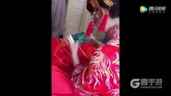 新娘沉迷《王者荣耀》，伴娘把新郎挡门外帮她拿五杀