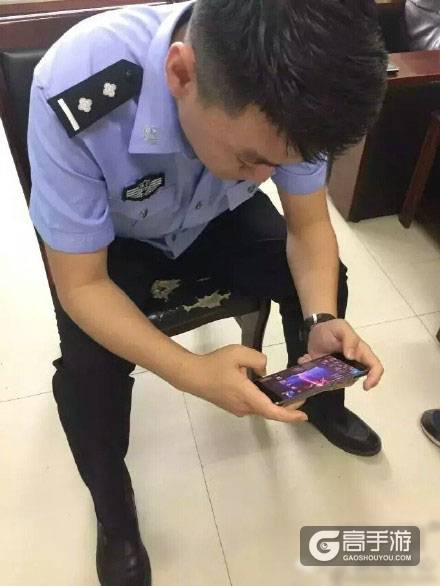 民警在上班时打《王者荣耀》却收到无数人点赞