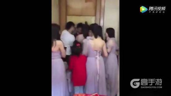 新娘沉迷《王者荣耀》，伴娘把新郎挡门外帮她拿五杀