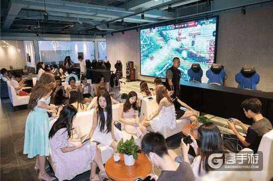 富二代秦奋2000W投资《王者荣耀》网吧！钻石妹子陪玩儿！