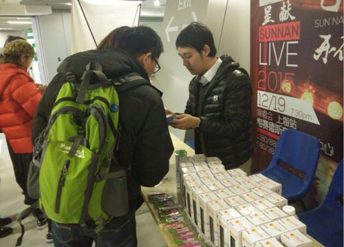 钱宝游戏《领主争霸》火力助阵现场 年度歌王孙楠申城开唱