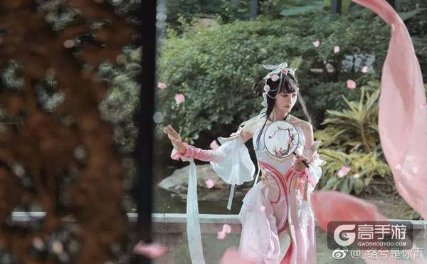 王者荣耀cos秀：甄姬小姐姐游园惊梦，人美腿长气质佳