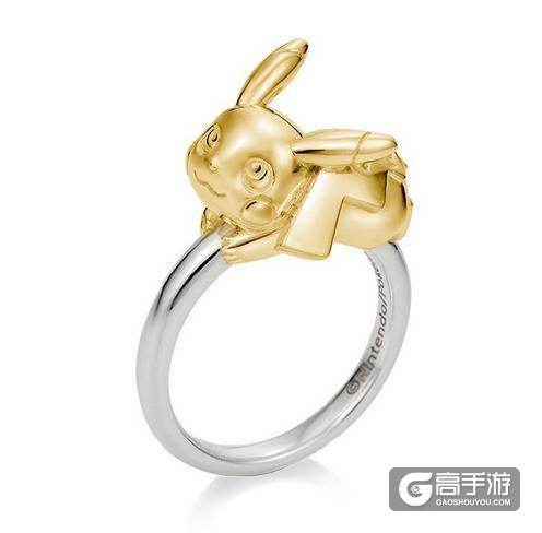 精灵宝可梦推小精灵饰品：售价2400 喷火龙霸气外露