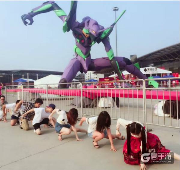 风靡朋友圈黑桃EVA全球最大初号机成自拍达人