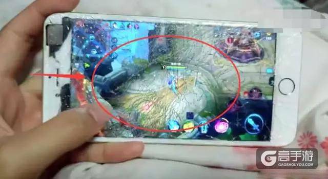 暴怒女玩家玩貂蝉被队友坑惨，将新买iPhone摔碎