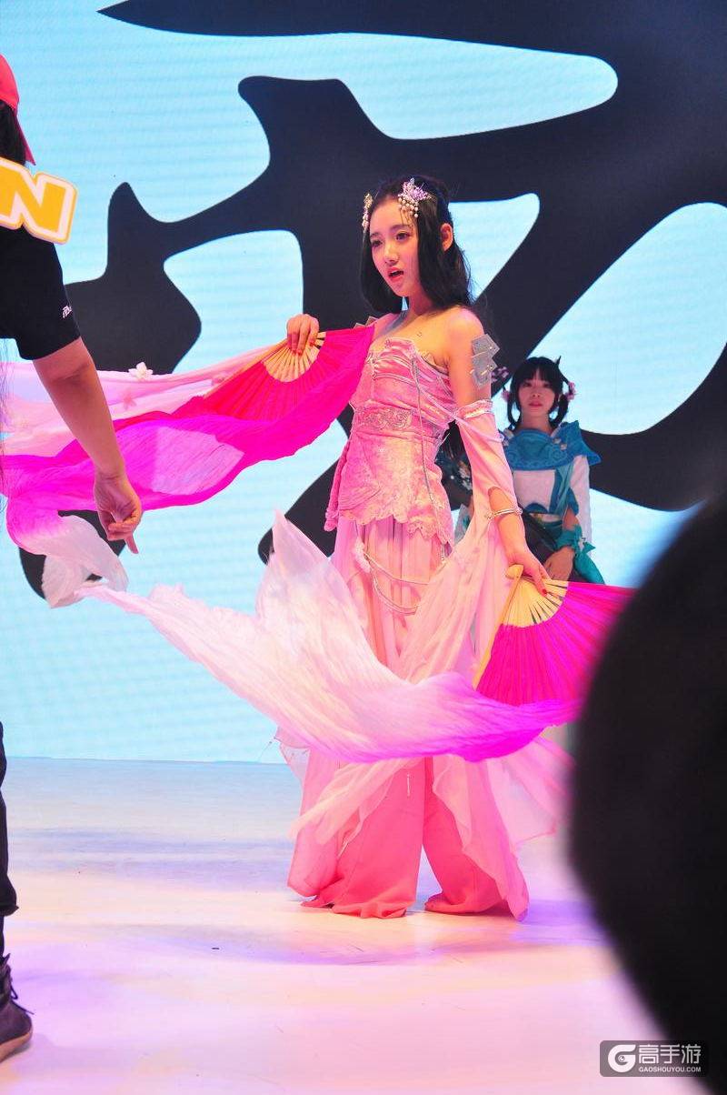 2016ChinaJoy正在直播 快来跟高手游一起看showgirl