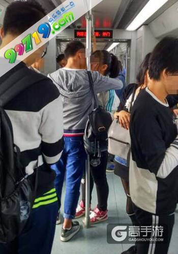 地铁一吻震动全国 《去吧海贼王》定情玩法曝光