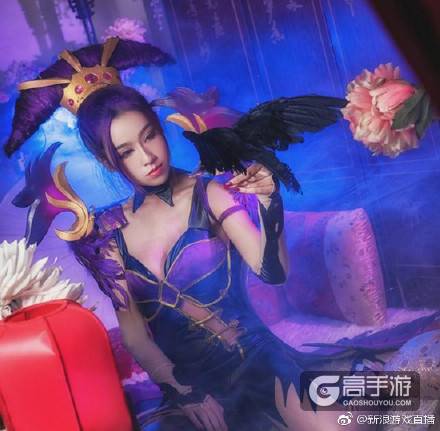 王者荣耀cos秀：女王驾到，还不快来接驾，不臣服就吸你的血！