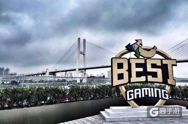 香蕉强势站台《机器人争霸》，赋予“电竞解说”的全新打开方式