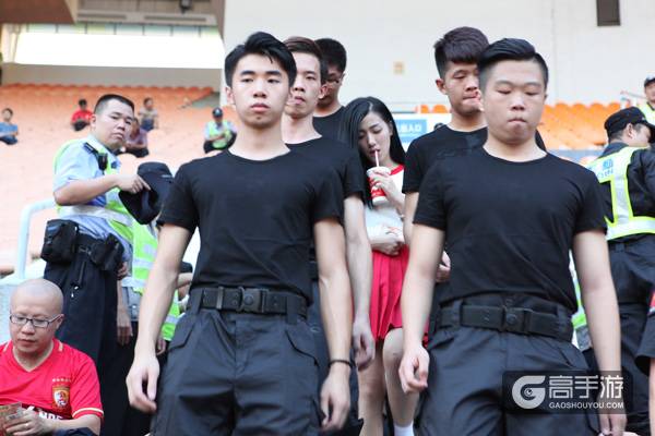 校花带40高手贴身保护看中超，网友扒出惊人内幕