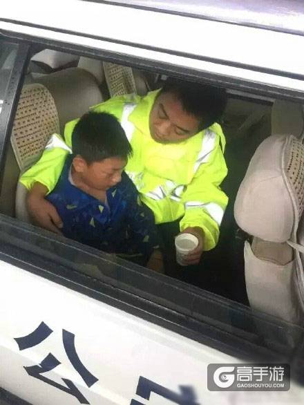 民警在上班时打《王者荣耀》却收到无数人点赞