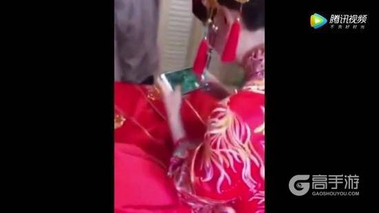新娘沉迷《王者荣耀》，伴娘把新郎挡门外帮她拿五杀