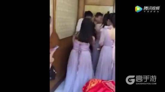 新娘沉迷《王者荣耀》，伴娘把新郎挡门外帮她拿五杀