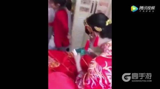 新娘沉迷《王者荣耀》，伴娘把新郎挡门外帮她拿五杀