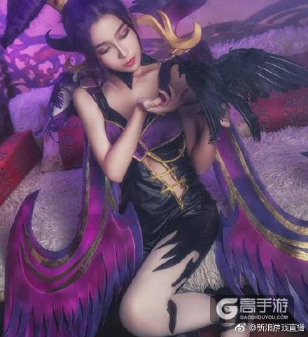 王者荣耀cos秀：女王驾到，还不快来接驾，不臣服就吸你的血！