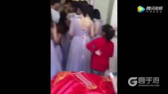 新娘沉迷《王者荣耀》，伴娘把新郎挡门外帮她拿五杀