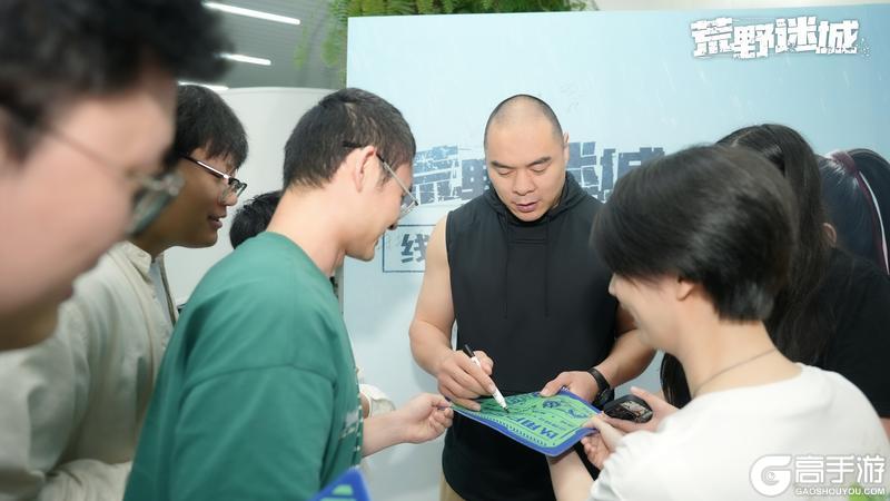 拳王张志磊到荒野迷城项目组 现场演示拳击动作