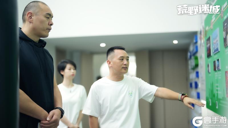 拳王张志磊到荒野迷城项目组 现场演示拳击动作