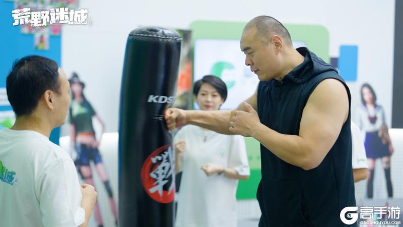 拳王张志磊到荒野迷城项目组 现场演示拳击动作