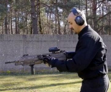 《暗区突围》暗区军武志丨青出于蓝胜于蓝——FN EVOLYS轻机枪